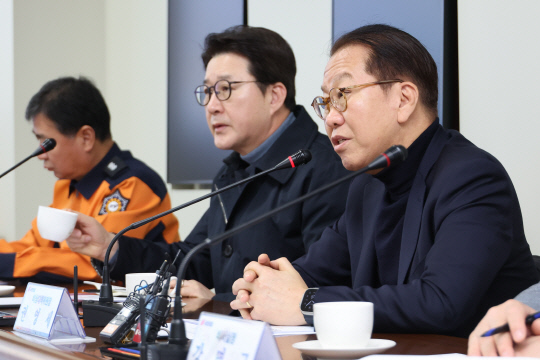 권영세 국민의힘 비상대책위원장이 26일 용산소방서를 방문, 설 명절 필수 근무 공무원인 소방관들을 격려하고 있다.[연합뉴스]